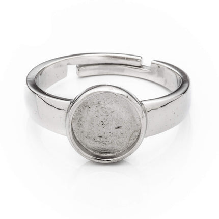 Ring with Flat Round Bezel Mounting in Sterling Silver 8mm
